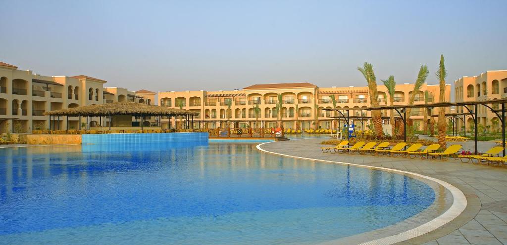 Bazén v ubytování JAZ Mirabel Resort nebo v jeho okolí