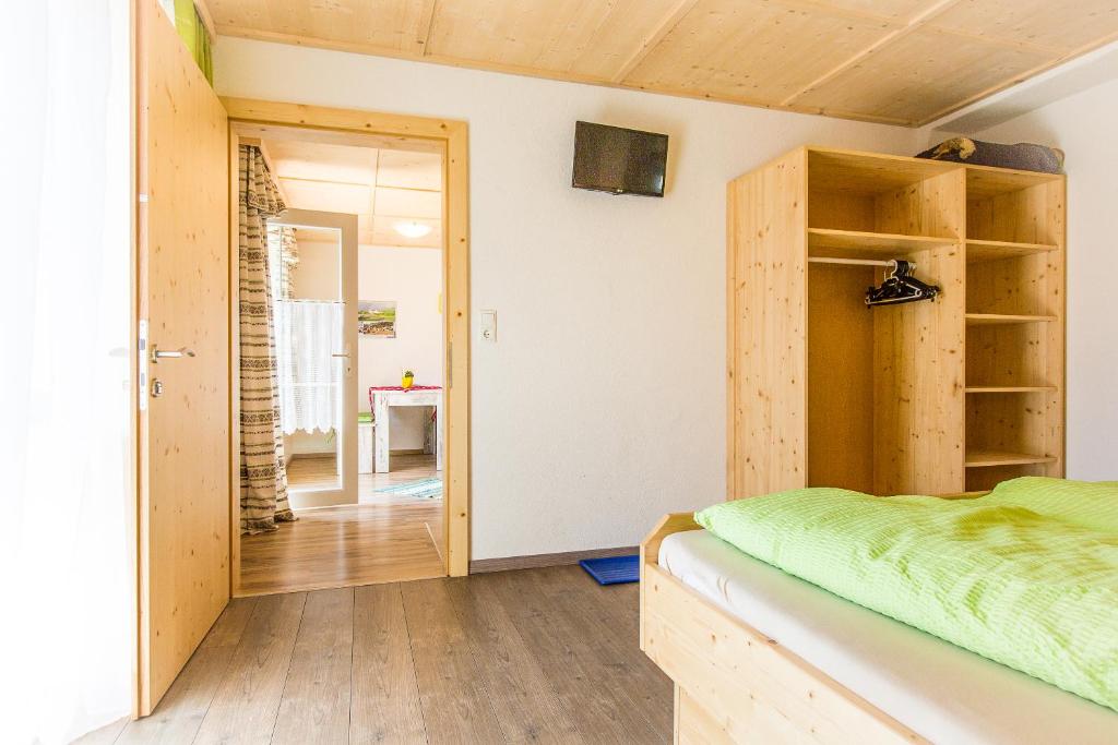 Ένα ή περισσότερα κρεβάτια σε δωμάτιο στο Jausenstation Edelweiß
