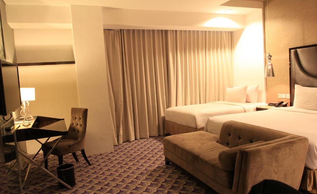 Aston Bellevue Radio Dalam