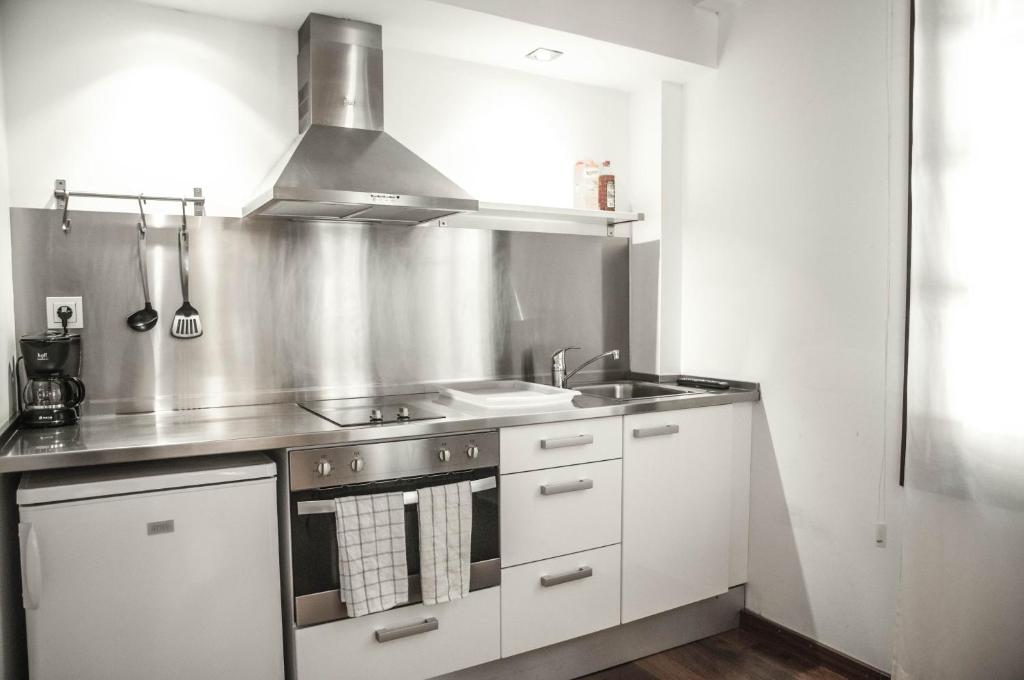 Kuchyň nebo kuchyňský kout v ubytování Barcelona Beach Apartments