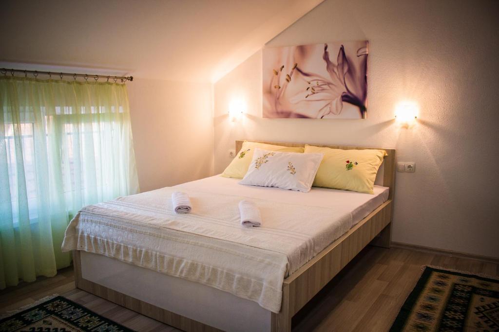 una camera da letto con un letto e due asciugamani di Apartments City Paradise a Mostar
