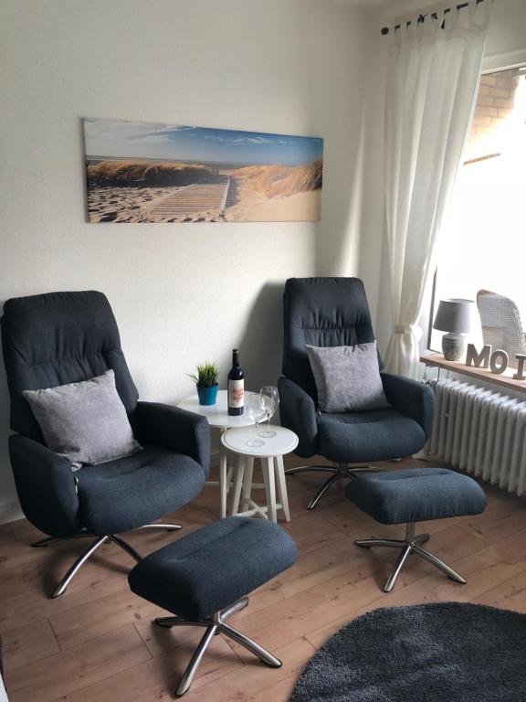 two chairs and a table in a living room at Ferienwohnung Breitengroß in Timmendorfer Strand