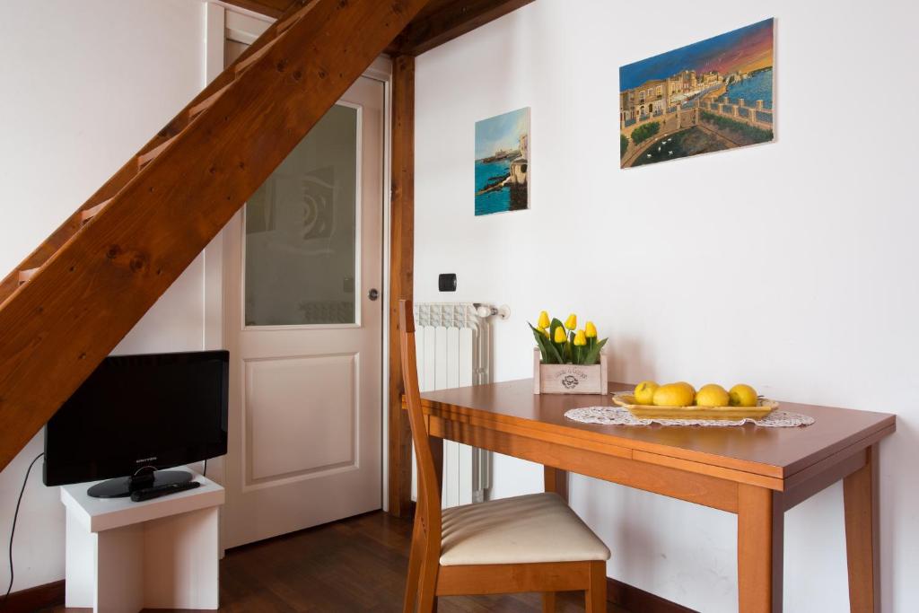 Televízia a/alebo spoločenská miestnosť v ubytovaní B&B Ortigia Bedda