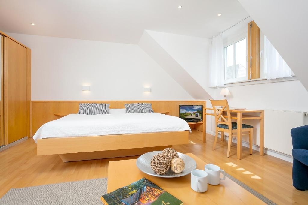 Postel nebo postele na pokoji v ubytování H.W.S. Hotel Der Wilde Schwan