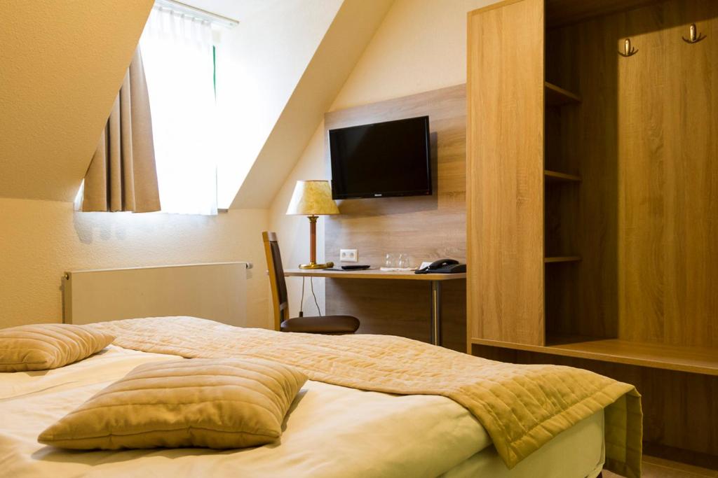Postel nebo postele na pokoji v ubytování Hotel Landsberg