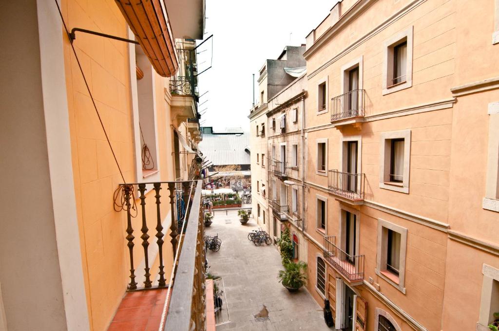 バルセロナにあるBarceloneta Suites Apartments Marketのバルコニーから路地を望む