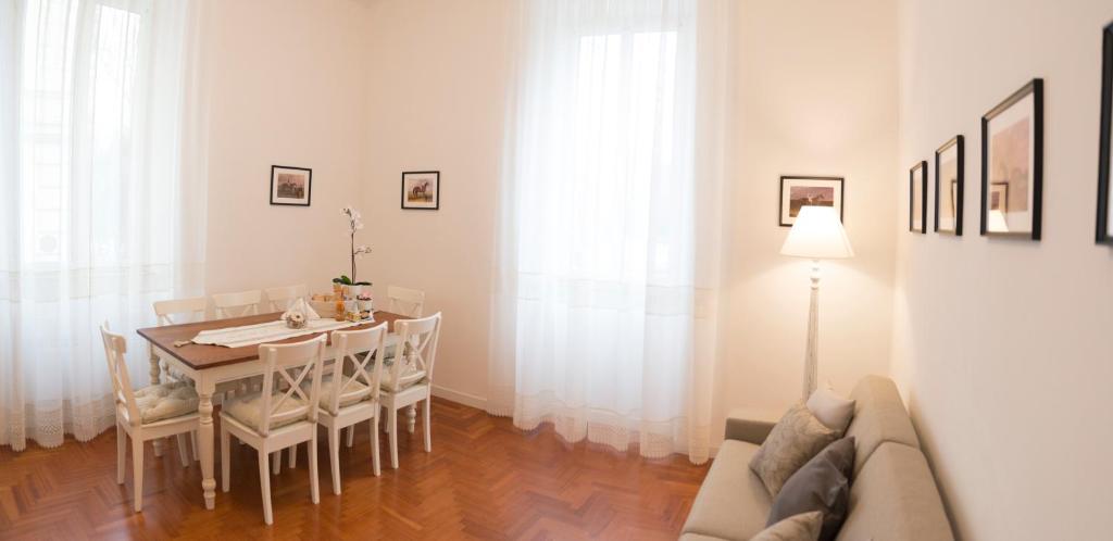 A seating area at St Paul House Boutique & Apartment