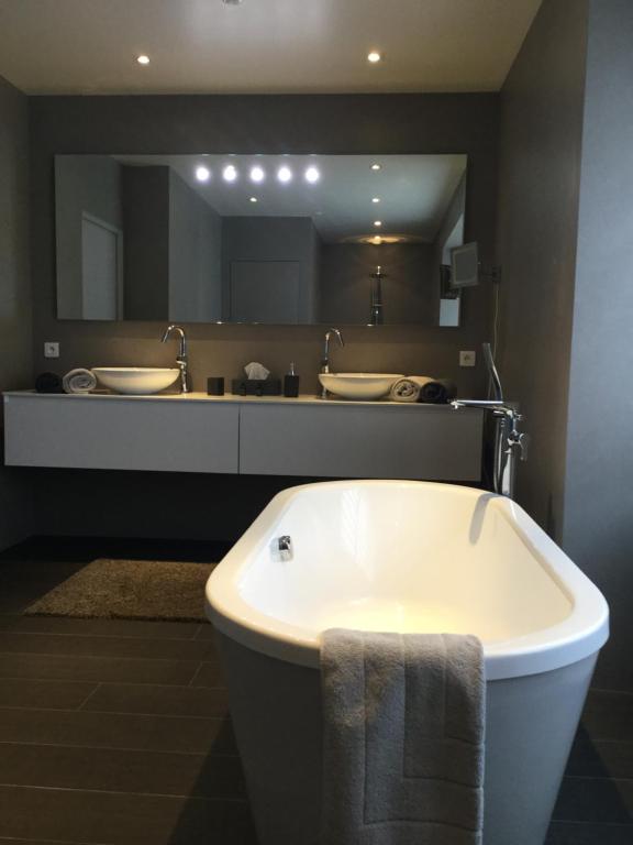 Le Clos d 'Aÿ - Deluxe Double Room With Bath