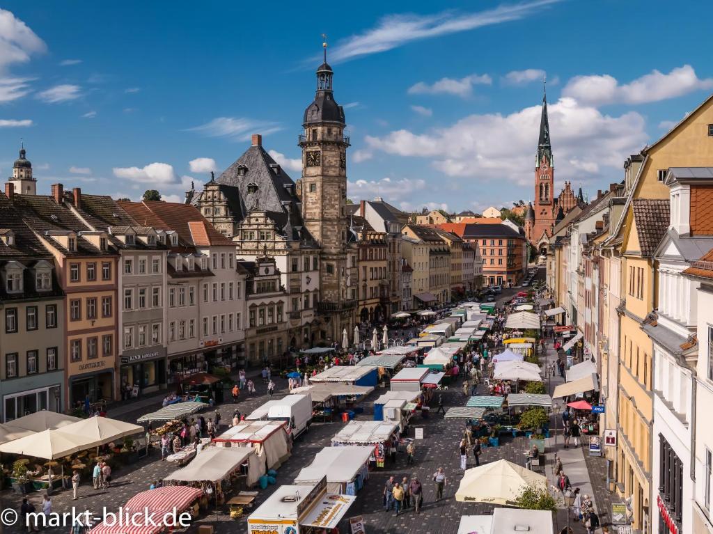 una vista panoramica su un mercato della città di Marktblick - Ferienwohnungen LAUM Altenburg ad Altenburg