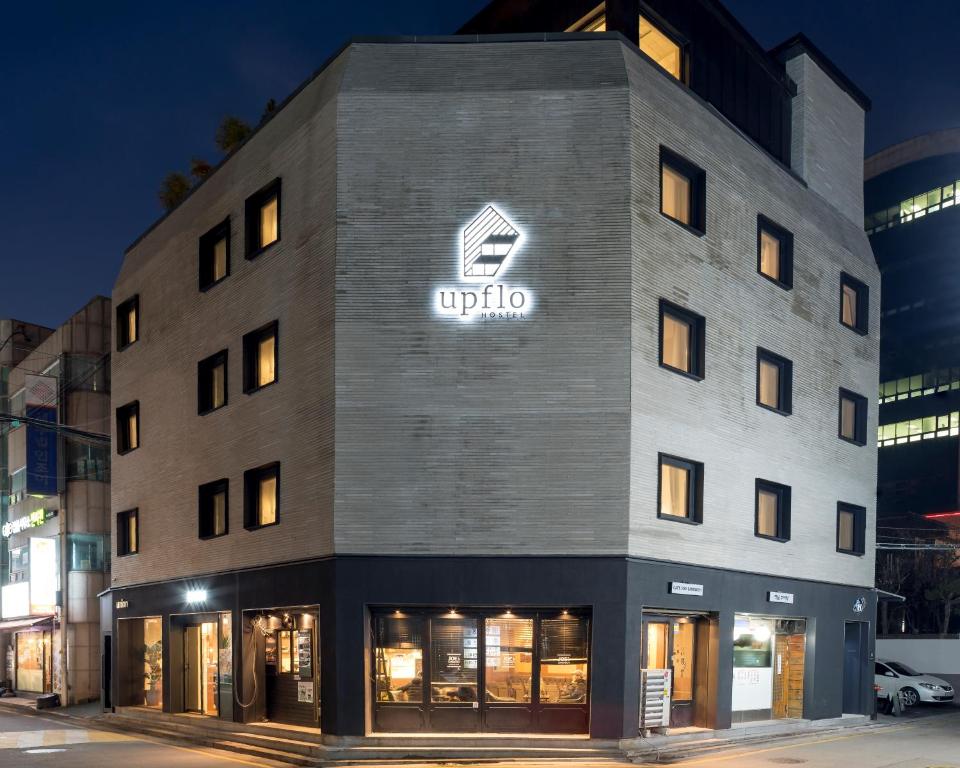 Upflo Hostel في سول: تقديم الشكل الخارجي للفندق في الليل