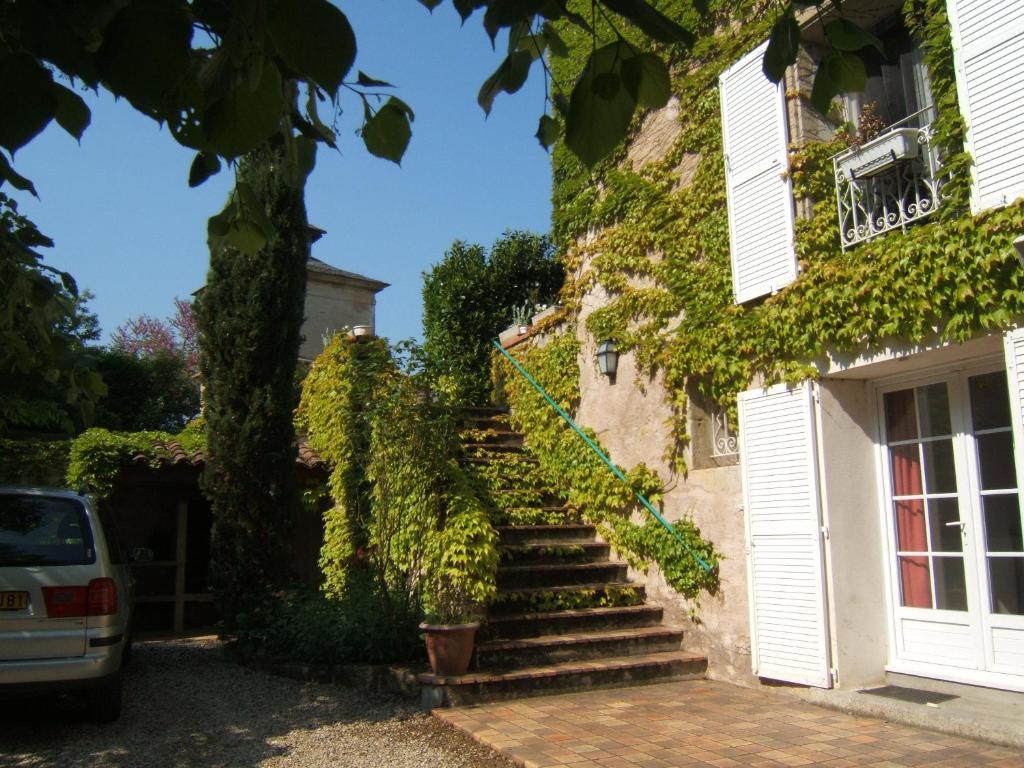 una escalera que conduce a una casa con hiedra en Chambres d'Hôtes Domaine d'En Baleux, en Labruguière