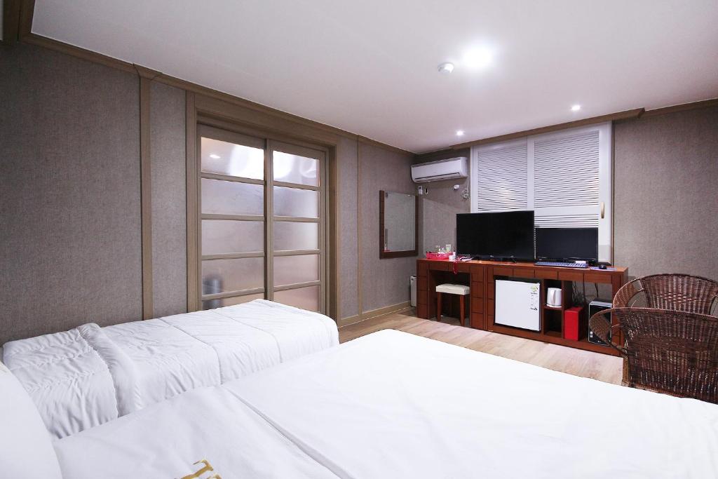 TV a/nebo společenská místnost v ubytování Happy Q Motel