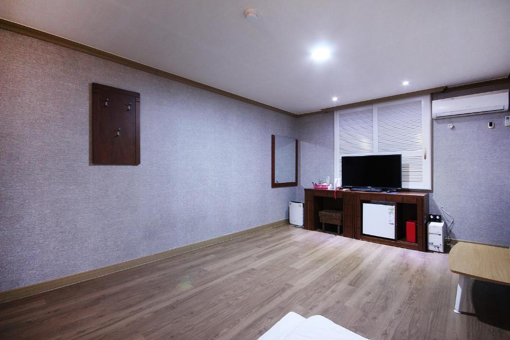 TV a/nebo společenská místnost v ubytování Happy Q Motel