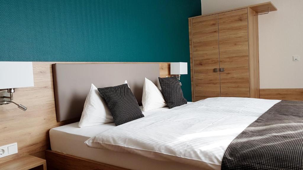 Postel nebo postele na pokoji v ubytování Hotel Prinz Heinrich