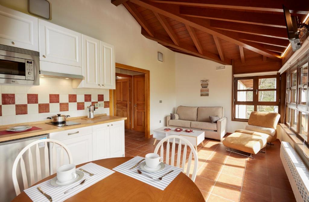 cocina y sala de estar con mesa y sillas en Casa Josefa, en Murias