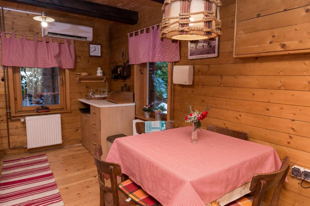 Kuchyň nebo kuchyňský kout v ubytování Cabin In The Woods Vukelic
