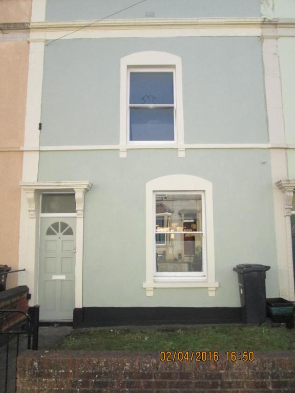 una casa azul con una ventana y una puerta en 3 Newton Street en Bristol