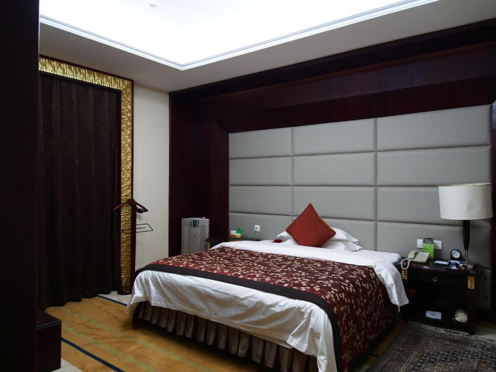 Postel nebo postele na pokoji v ubytování Dunhuang Hotel