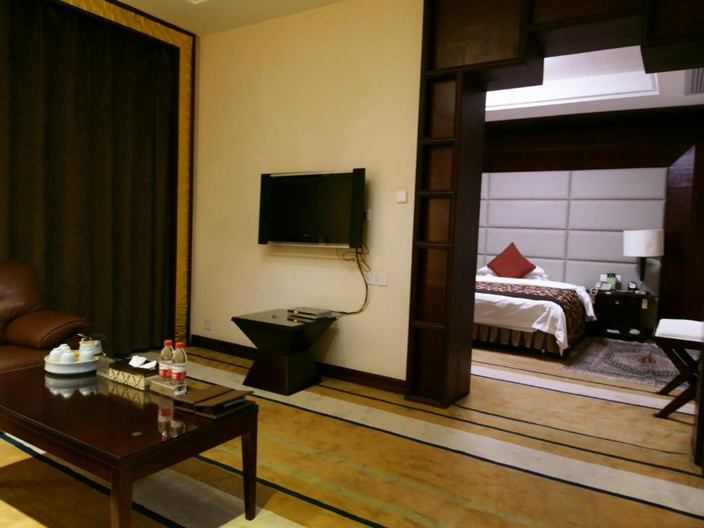 TV a/nebo společenská místnost v ubytování Dunhuang Hotel