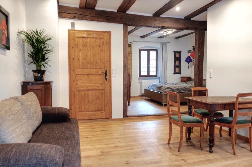 a living room with a table and a bed at Altstadt Blieskastel, Gerbergasse in Blieskastel