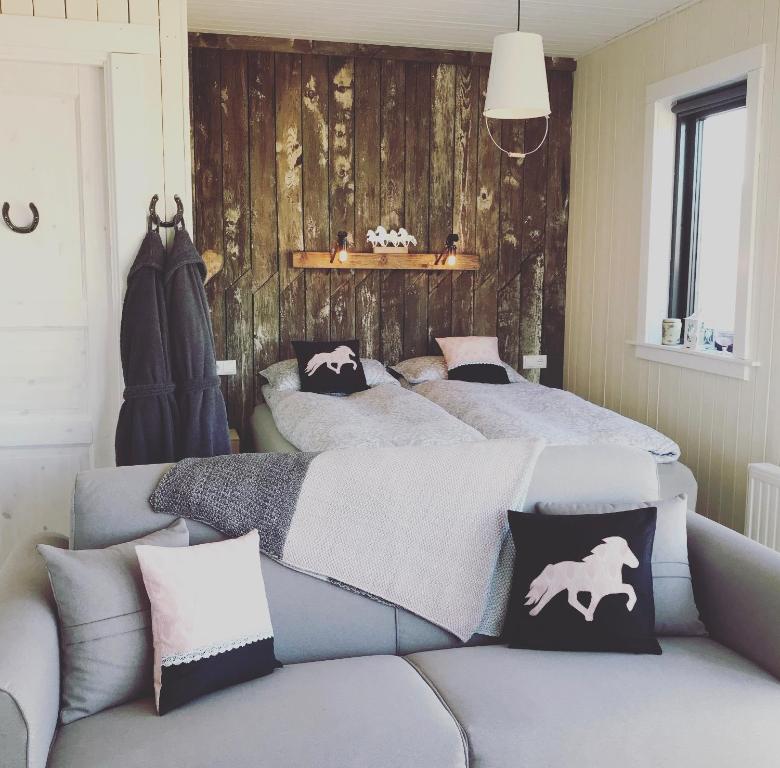 ÖlfusにあるAkurgerði Guesthouse 8 - Country Life Styleのベッドルーム1室(ベッド1台、ソファ、枕付)