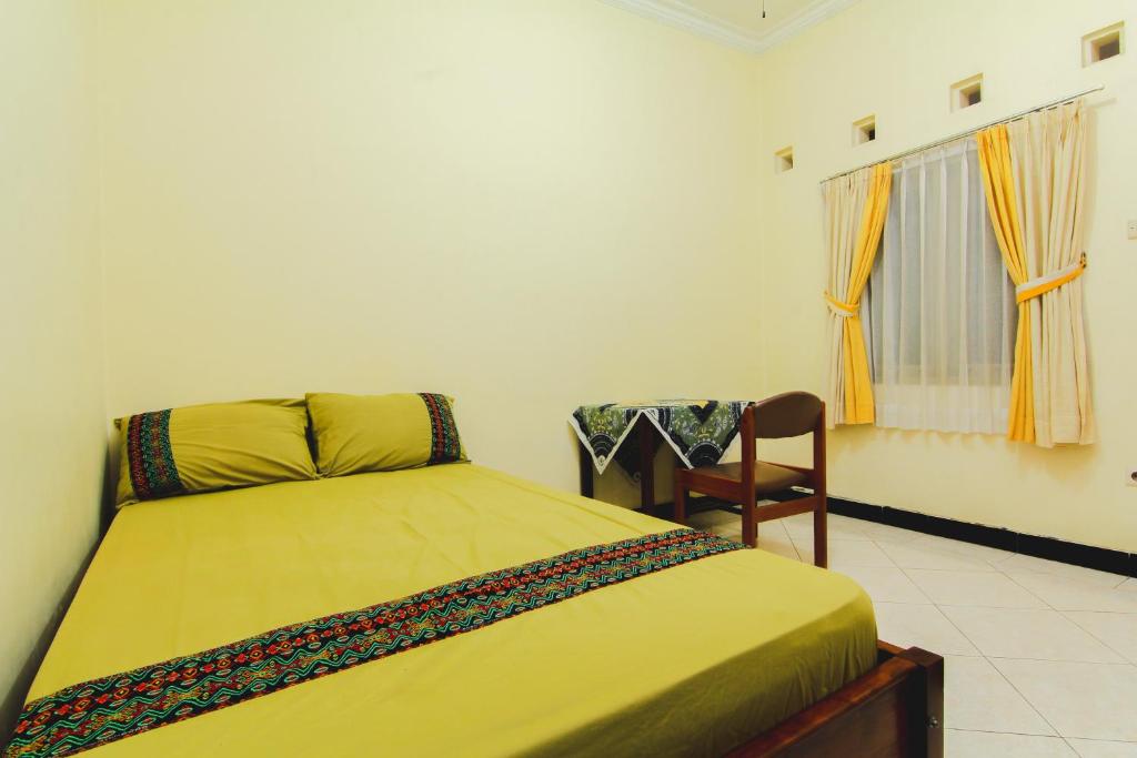 Кровать или кровати в номере Griya Batik Giri Sekar Homestay