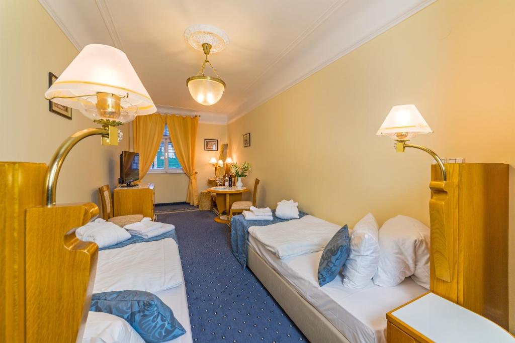 Postel nebo postele na pokoji v ubytování Hotel Three Lilies inkl Aquaforum