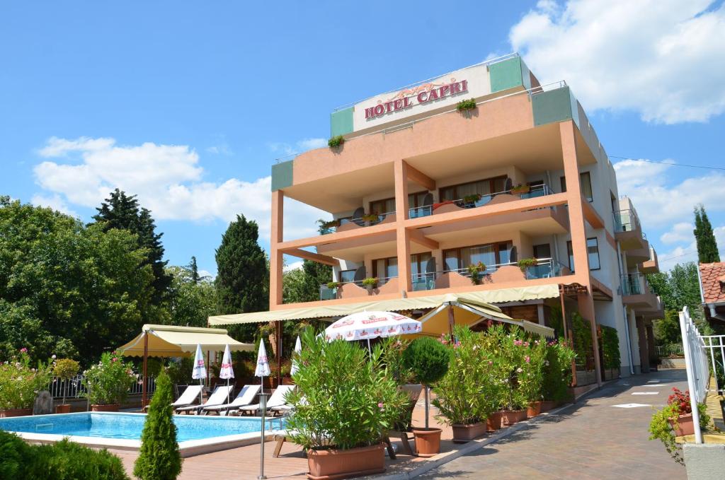 Bazén v ubytování Hotel Capri nebo v jeho okolí