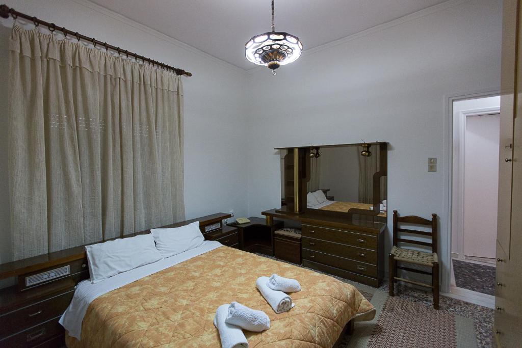Postel nebo postele na pokoji v ubytování Flisvos Rooms