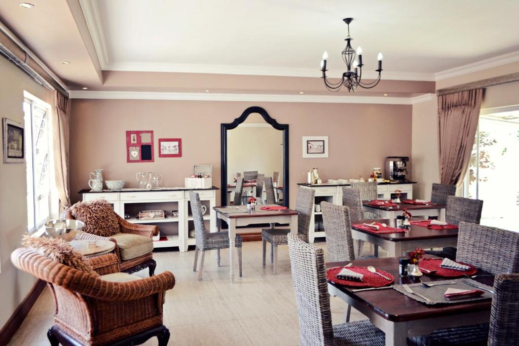 - une salle à manger avec une table et des chaises dans l'établissement Bokmakierie Gastehuis Emalahleni Pty Ltd, à Witbank