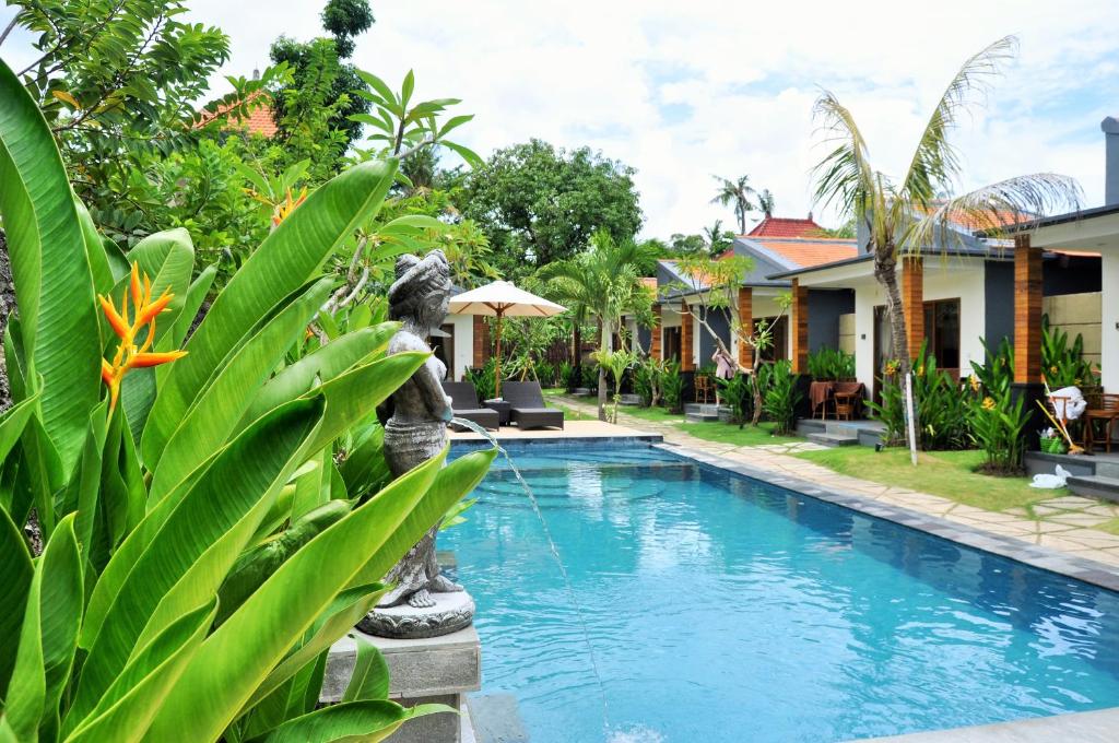 eine Villa mit einem Pool in einem Resort in der Unterkunft Singabu Bungalows in Nusa Penida