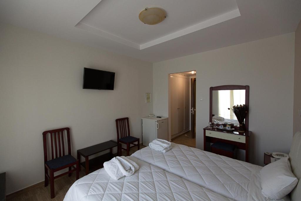 Postel nebo postele na pokoji v ubytování Flisvos Rooms