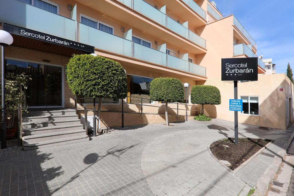 a street sign on the side of a building at Sercotel Hotel Zurbarán in Palma de Mallorca