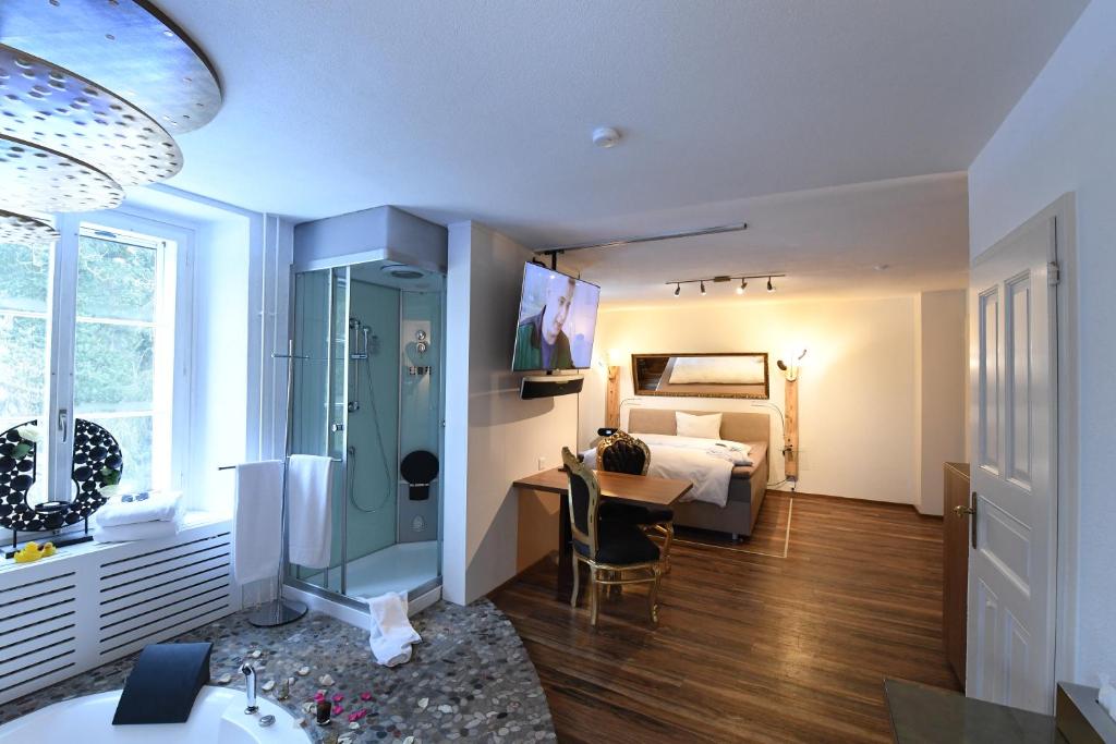 Postel nebo postele na pokoji v ubytování Hotel Krone Sihlbrugg