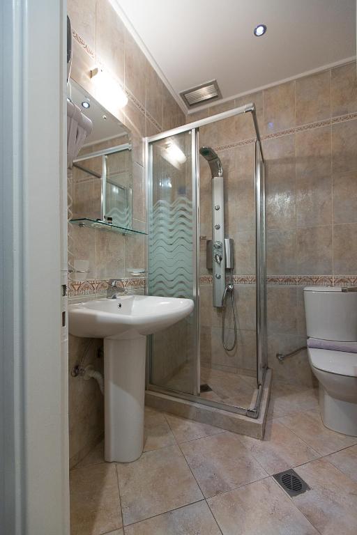 Koupelna v ubytování Flisvos Rooms