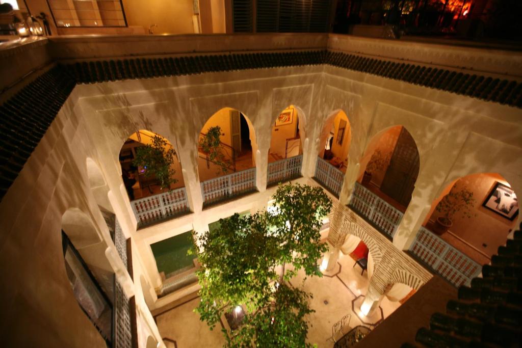 una vista aérea de un edificio con un patio con un árbol en Riad et Spa Misria Les Orangers en Marrakech