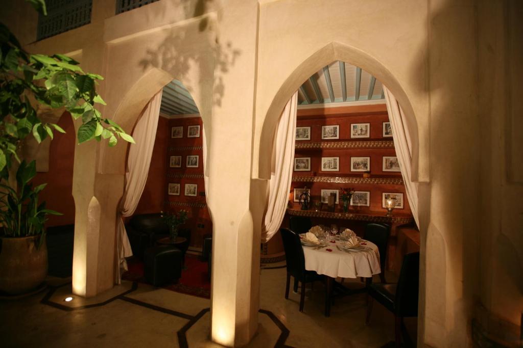 Postel nebo postele na pokoji v ubytování Riad et Spa Misria Les Orangers