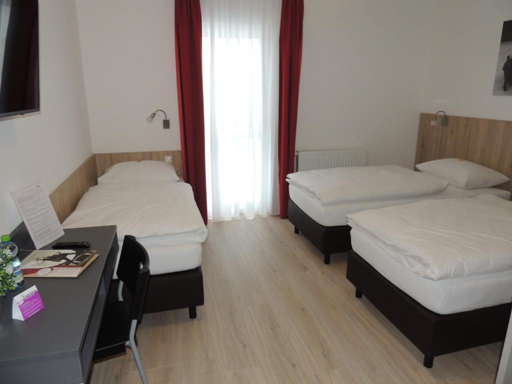 Postel nebo postele na pokoji v ubytování AVIA Motel Bisamberg