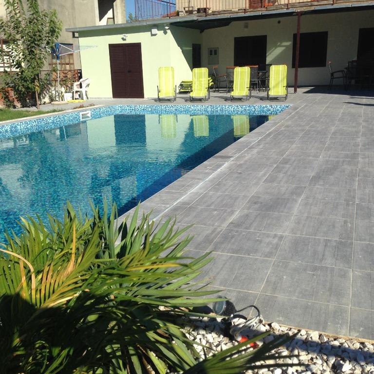 Bazén v ubytování Chill Out Beach Apartments nebo v jeho okolí