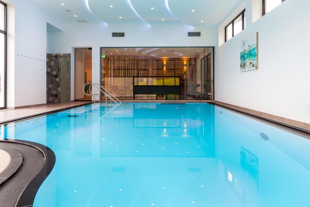 Bazén v ubytování Hotel Die Post Meerfeld nebo v jeho okolí
