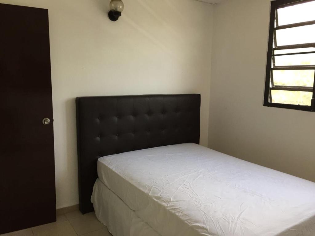 เตียงในห้องที่ Newly Furnished 3 Bedroom Apartment 1 Bath in Hato Rey San Juan Puerto Rico