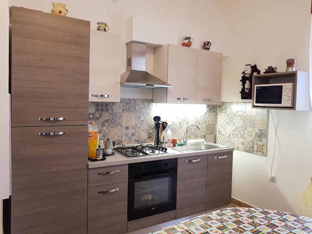 Kuchnia lub aneks kuchenny w obiekcie Noemi City Apartments