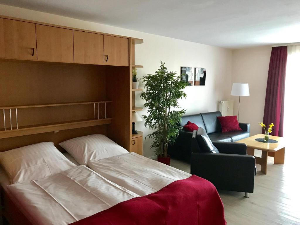 シュタインにあるSteiner Strandappartements Appartement 202 Seeseiteのベッドルーム(大型ベッド1台付)、リビングルームが備わります。