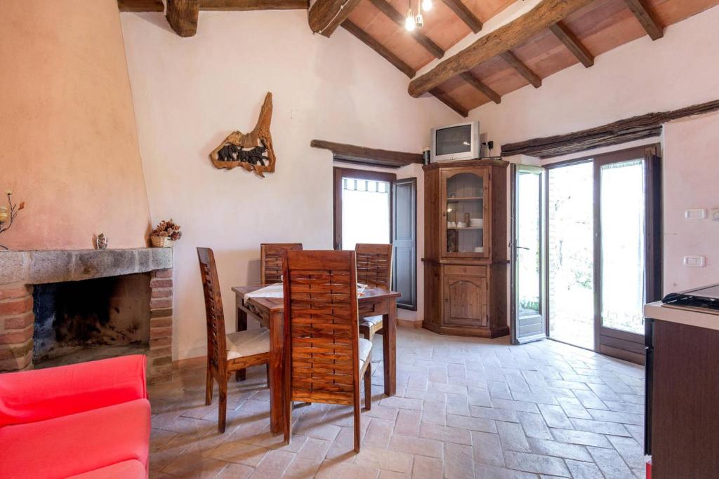 sala de estar con mesa y chimenea en La casina degli olivi, en Seggiano