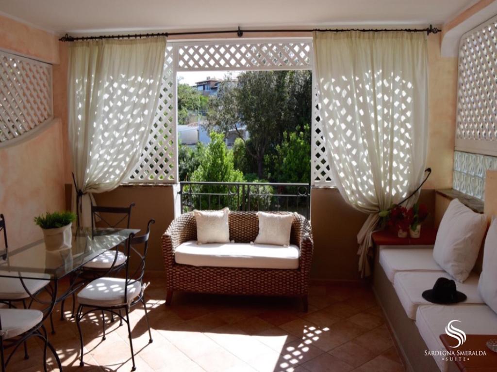 sala de estar con sofá y mesa en Villaggio Smeralda by Sardegna Smeralda Suite, en Porto Rotondo