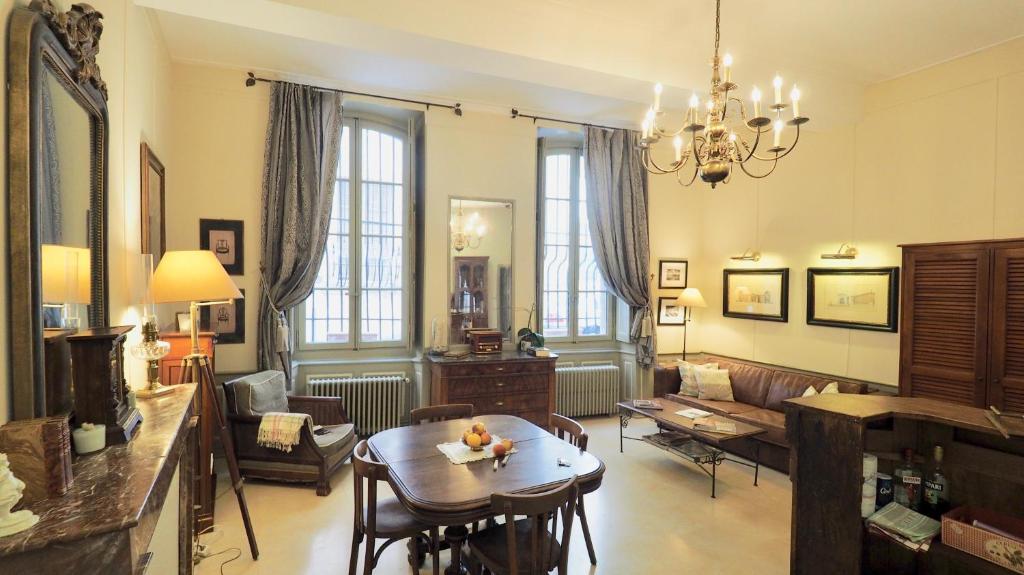 un salon avec un canapé et une table dans l'établissement Palais des Papes - Havre de Paix III, à Avignon