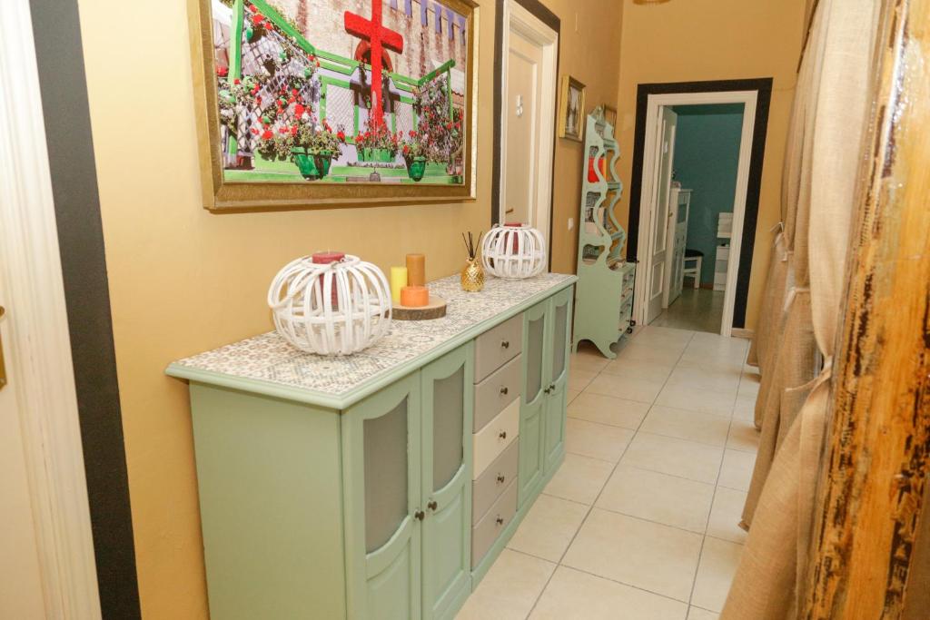 baño con armario verde con encimera en Pension Internacional, en Córdoba
