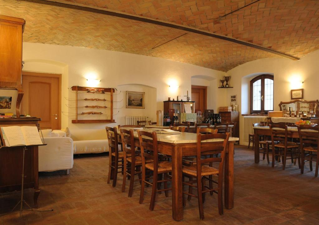 jadalnia ze stołem i krzesłami w obiekcie Tenuta Le Sorgive Agriturismo w mieście Solferino