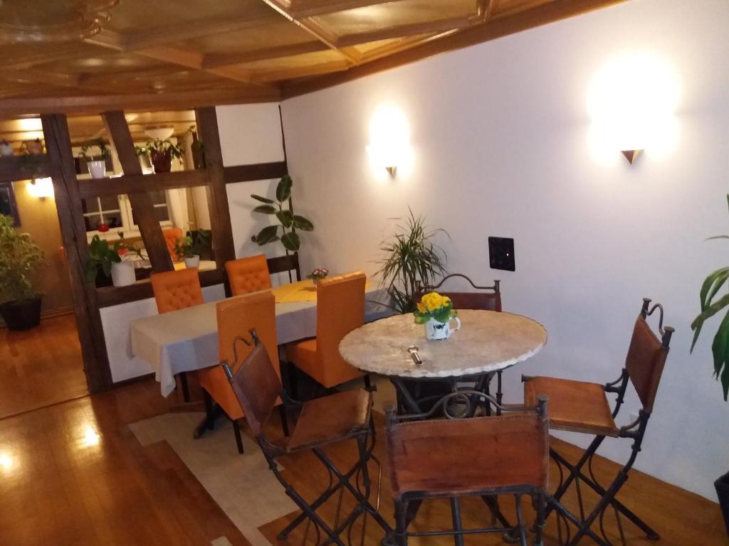 a dining room with a table and chairs at Hotel Garni Frohsinn in Uttwil