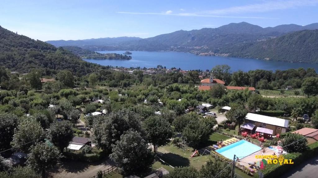 una vista aérea de un complejo y un lago en Camping Royal, en Pettenasco